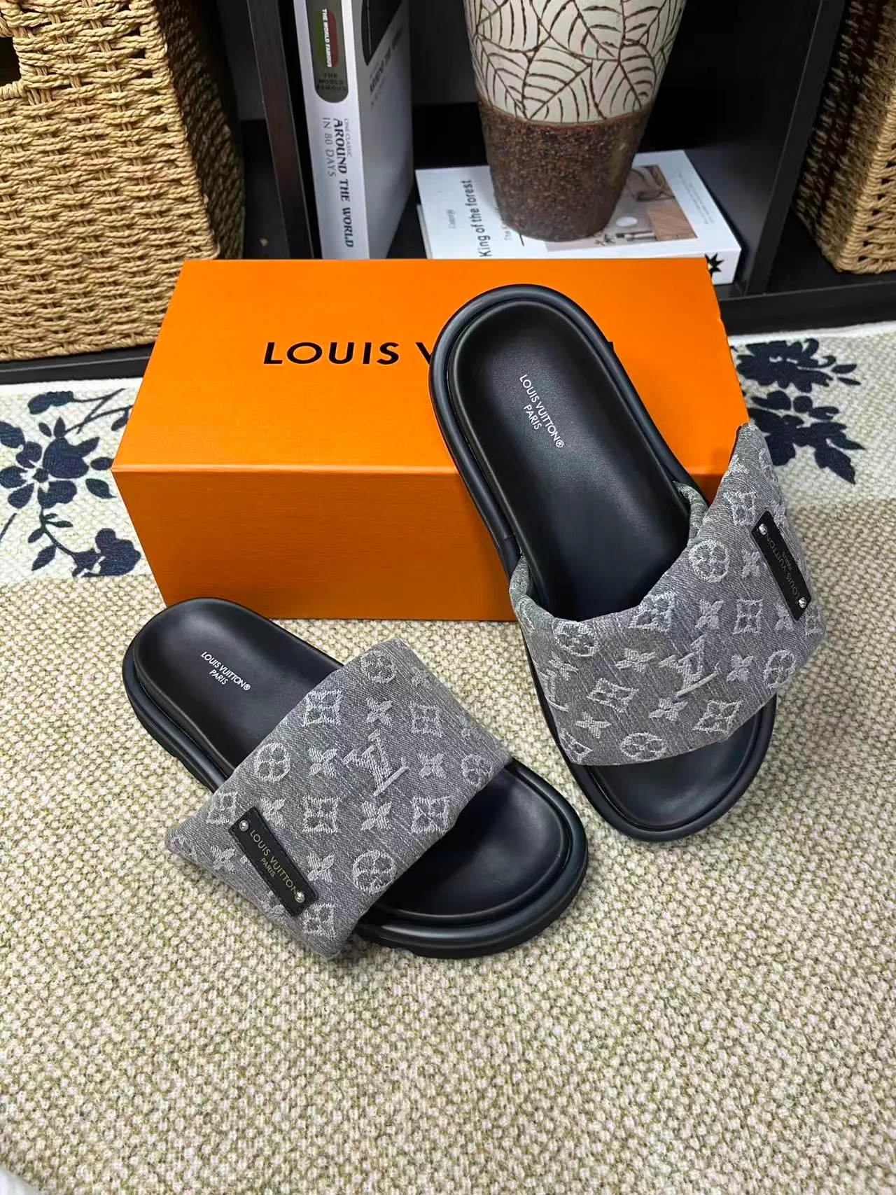 P340 [New Style] [LOUIS VUITTON] Louis Vuitton, LV printing, men's and women's slippers are now on the market, packed in drawer boxes with cloth bags and cards, the upper pattern looks very soft and waxy, and is a super versatile leg slimming tool. Fabric: imported denim/canvas/old fabric, LV hardware LOGO, official website pattern printing, comfortable to wear, feet: high-elastic PU water table. Sole: foam sole, heel height: about 5cm. Code number: 35-46, 35, 45, 46 are custom-made and non-returnable. Color: multiple colors and styles available.